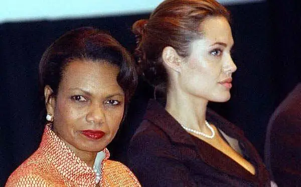 Seduta accanto a Condoleeza Rice (le foto sono Ansa, Wikipedia e L'Unione Sarda)
