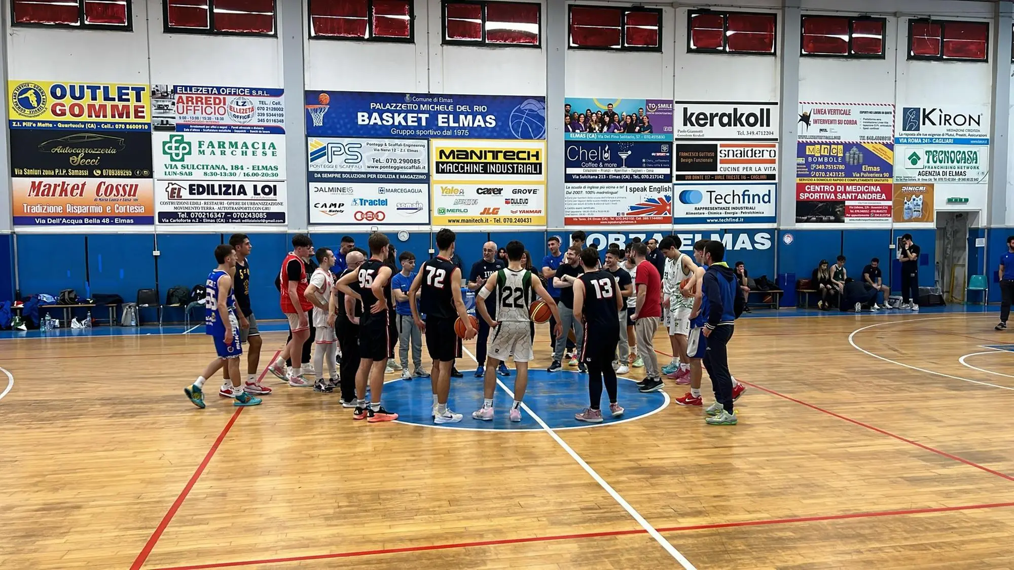 Il palasport di Elmas con i ragazzi che hanno preso parte all'iniziativa della Fip (foto Roberto Rubiu)