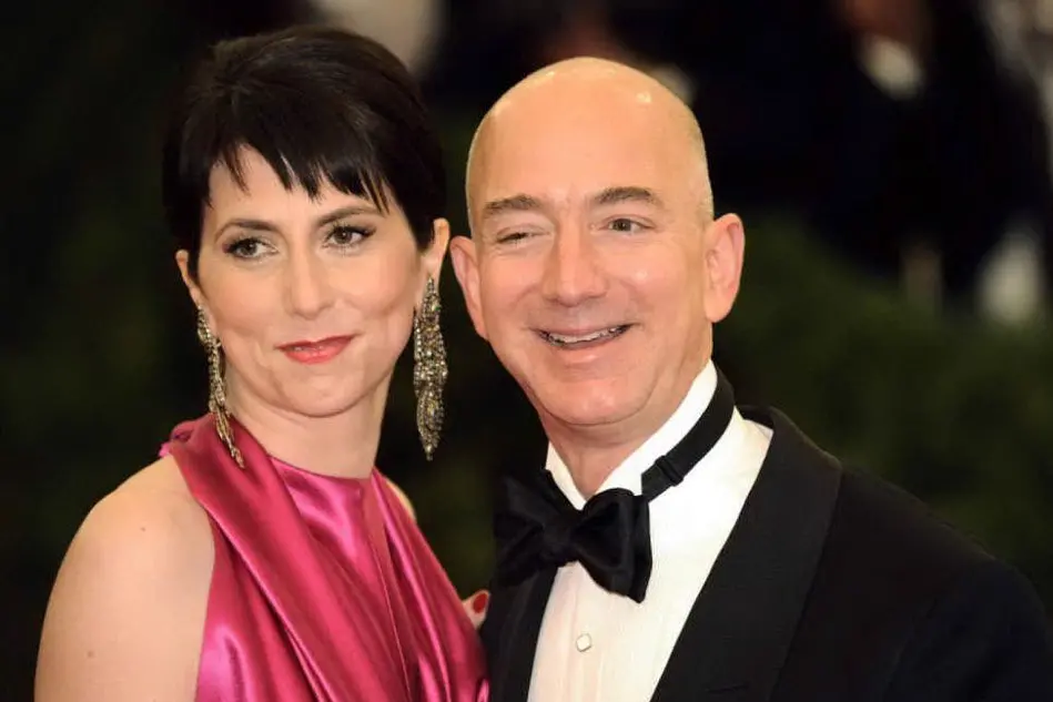 Il patron di Amazon con la moglie (Ansa)