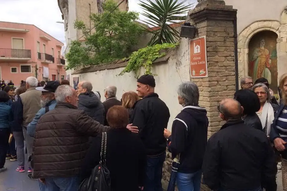 In fila per rendere omaggio a Pinuccio Sciola (foto Stefano Anedda)