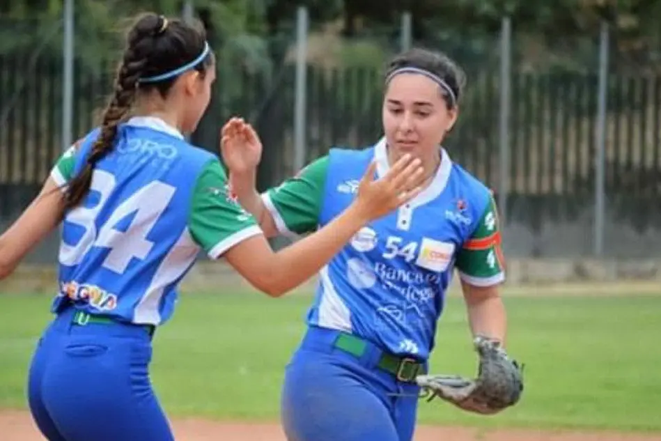 Anna Pirisinu ed Erika Piras della Nuoro Softball (foto Tiziana Spina)
