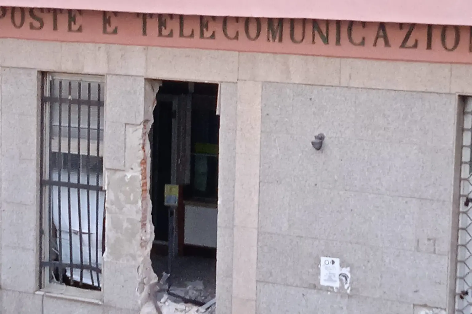 L'edificio sventrato a Bitti (foto Ledda)