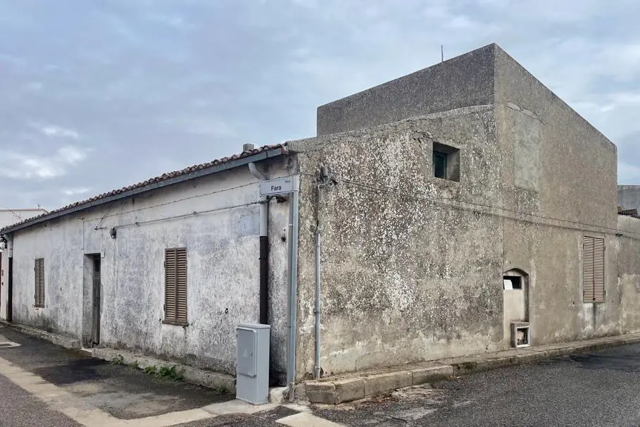 Una casa da riqualificare al centro del paese (foto Oggianu)