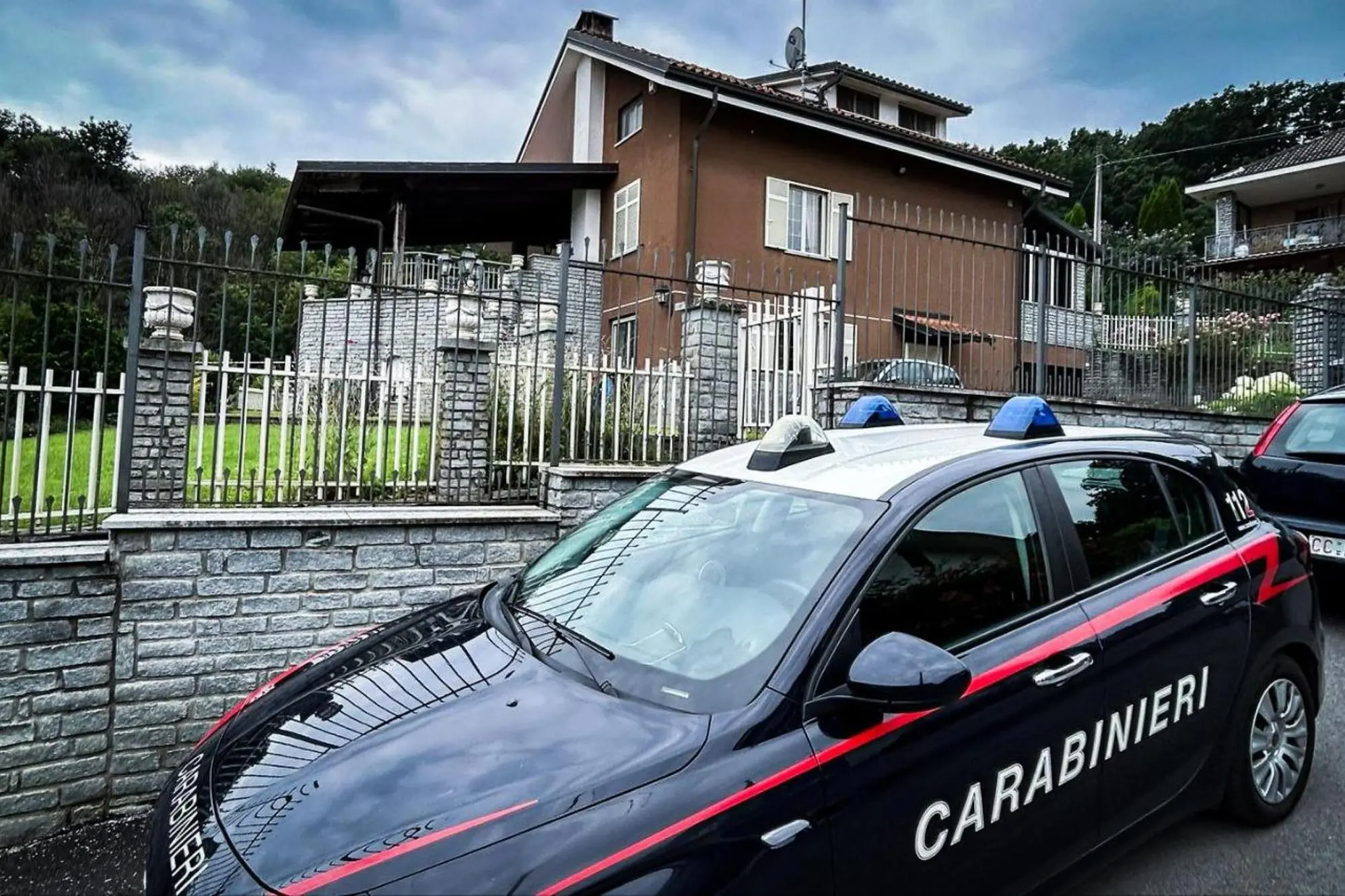 I carabinieri davanti alla villa dove è avvenuto l'omicidio (Ansa)