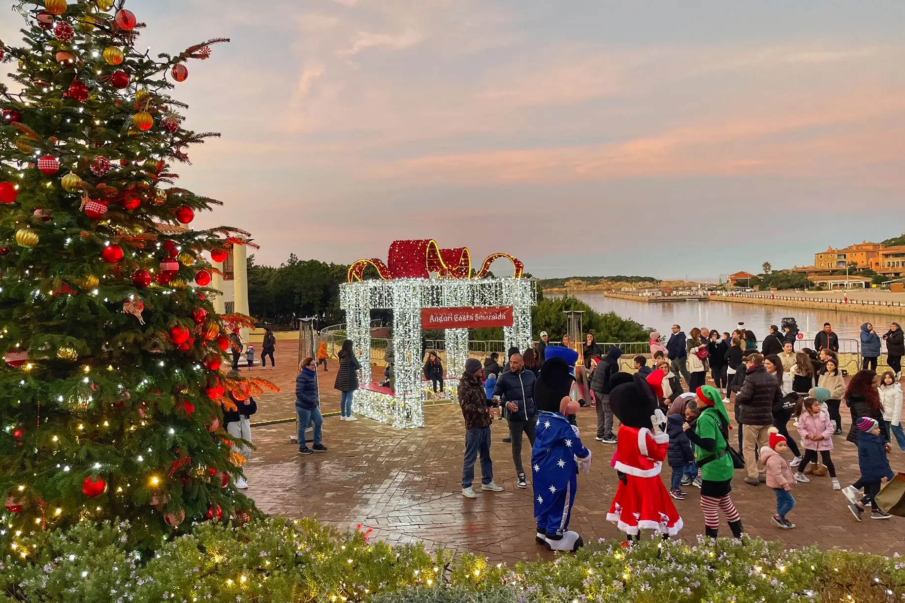 Arriva il Natale nella piazzetta di Porto Cervo (foto Chiodino)