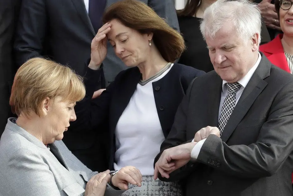 Angela Merkel e Seehofer sincronizzano gli orologi: "Due settimane per risolvere il problema migranti"