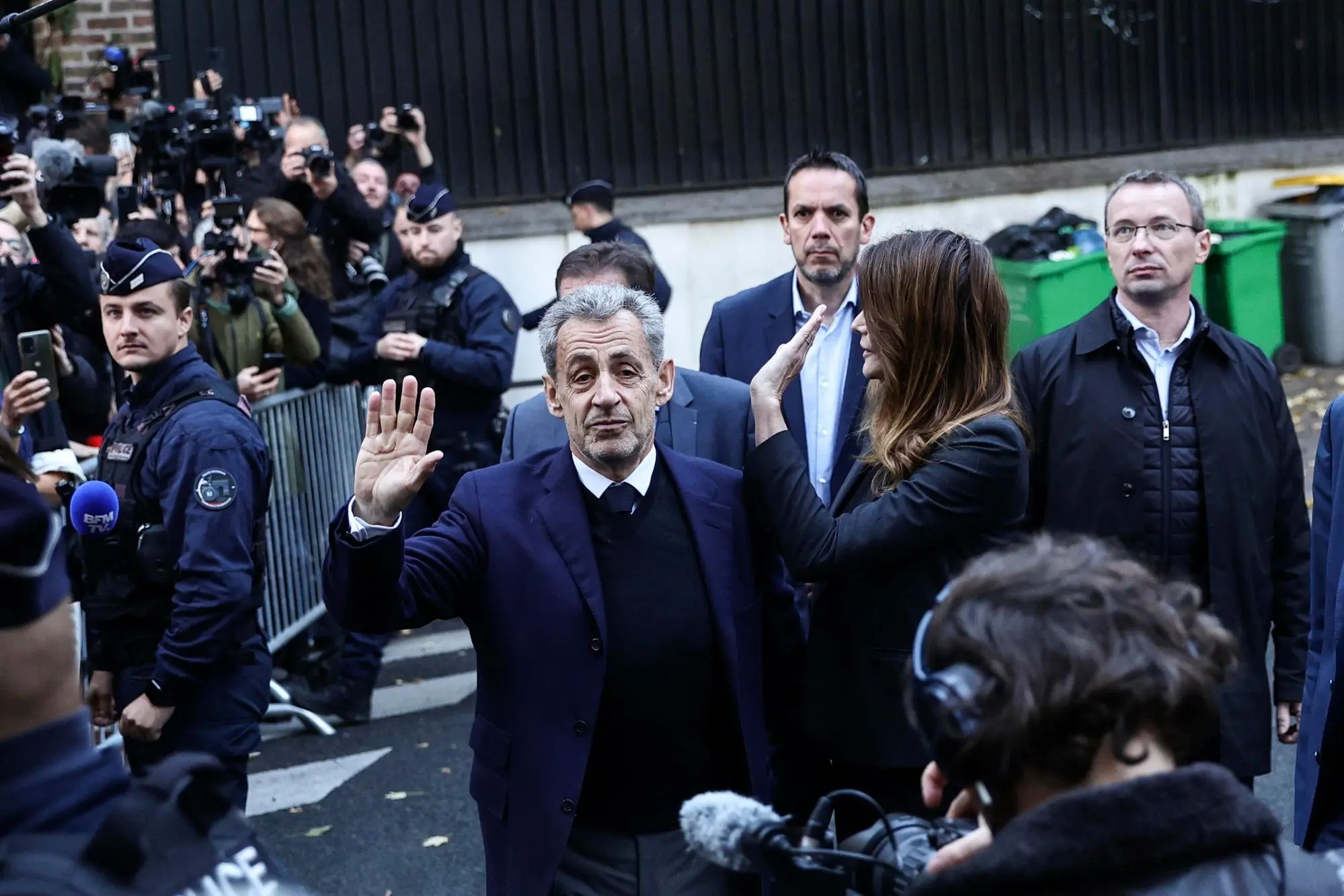 epa12469202 Former French President Nicolas Sarkozy (C) and his wife, Carla Bruni (R), greet people on the day he is due to enter prison during a demonstration to support him in Paris, France, 21 October 2025. Nicolas Sarkozy will serve his five-year sentence at La Sante prison on 21 October after he was sentenced to five years in prison for receiving funds for the 2007 presidential campaign from the regime of late Libyan leader Muammar Gaddafi. EPA/TERESA SUAREZ