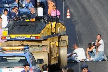 Il dolore degli amici (foto Alessandra Chergia)