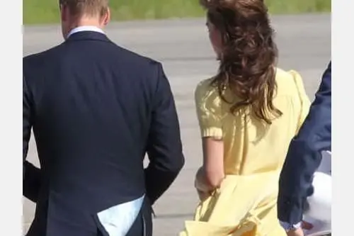 Troppo vento, vola la gonna di Kate