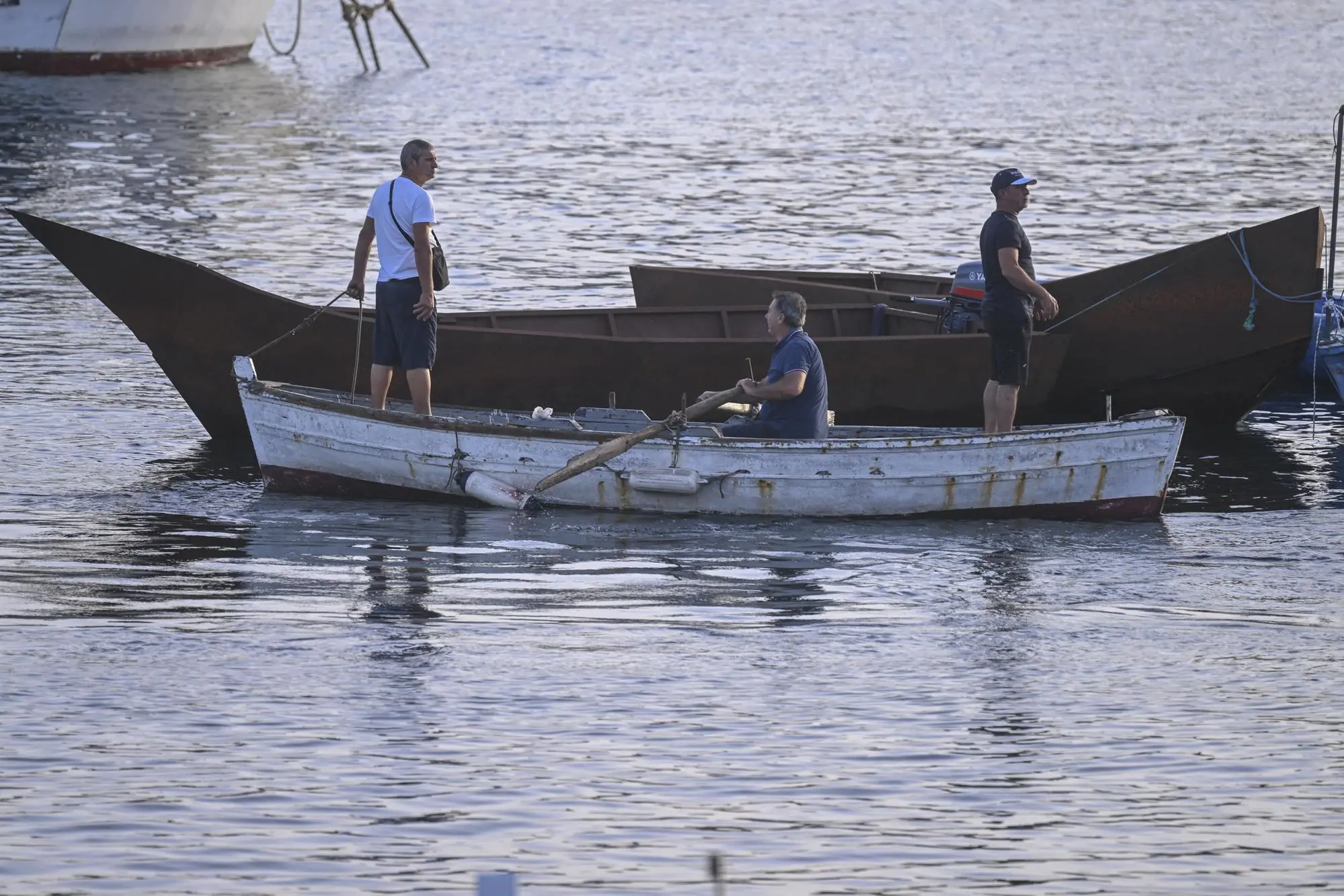 Barchino a Lampedusa (foto Ansa)