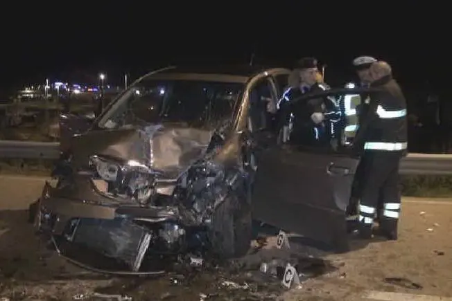 L'auto distrutta della moglie di Nizzi