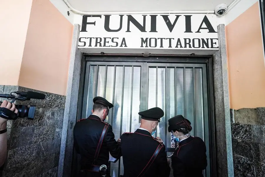 I carabinieri sul posto (Ansa - Romano)