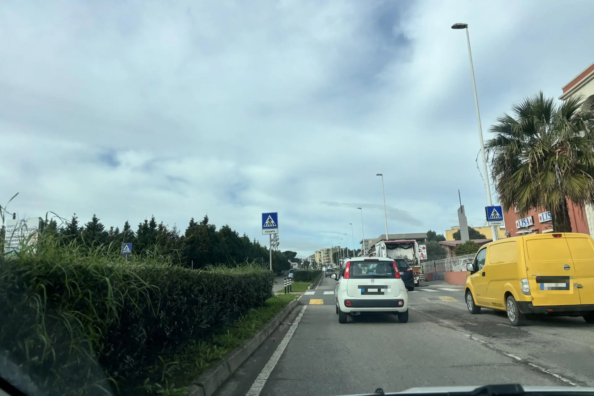 L'attraversamento pedonale rialzato in via Peretti