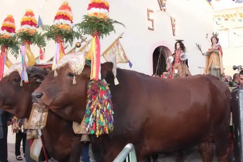 La processione con le sante Vittoria e Agnese (foto L'Unione Sarda - Serreli)