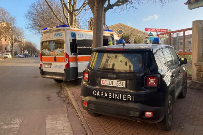 L'intervento dei soccorsi e dei carabinieri ( foto Pala)