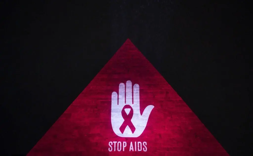 Giornata mondiale per la lotta all'Aids, illuminata a Roma la piramide di Cestia (Ansa)