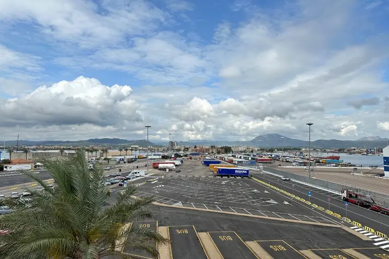 Olbia, il porto (foto Ansa)