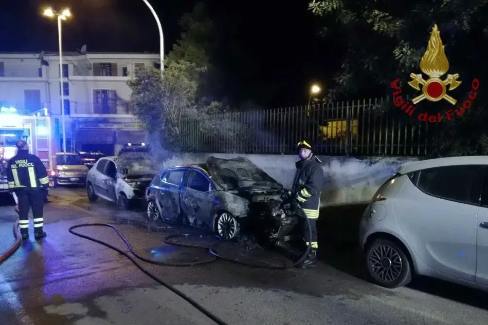 Le fiamme hanno aggredito quattro auto