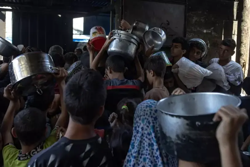 Palestinesi in fila per il cibo