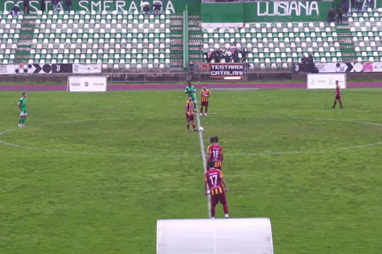 Il calcio d’inizio di Arzachena-Alghero (foto Ilenia Giagnoni)