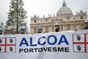 Gli operai dell'Alcoa in Piazza San Pietro per l'Angelus del Papa