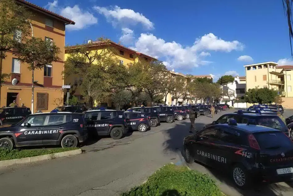 Il dispiegamento di mezzi davanti alla caserma di via Cedrino (Foto Secci)