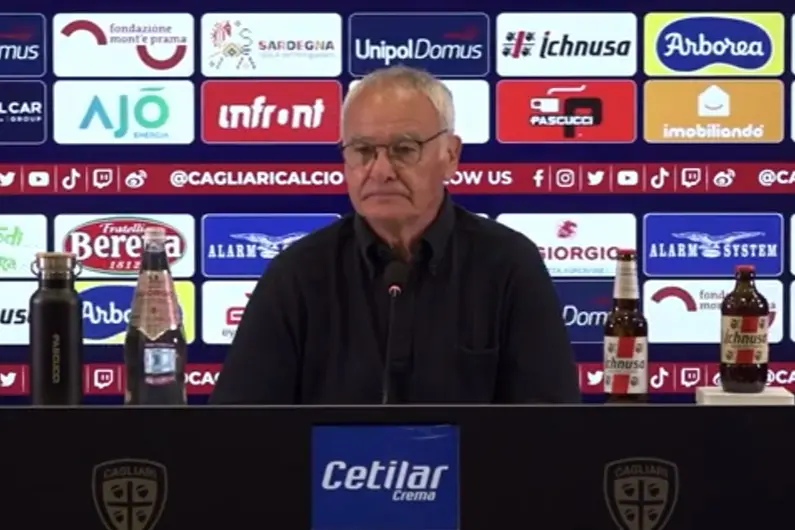 Claudio Ranieri in conferenza stampa (L'Unione Sarda)