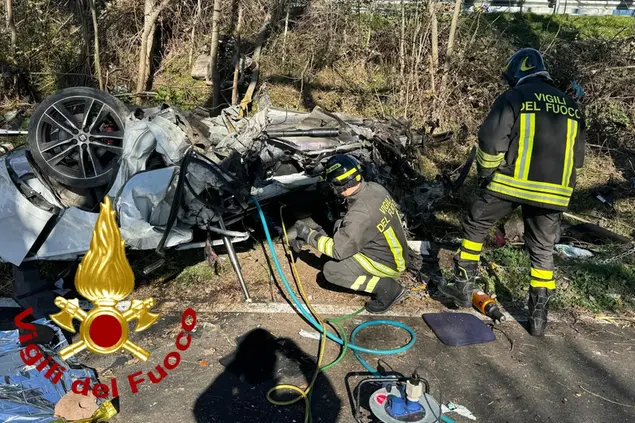 La macchina coinvolta nell'incidente (foto vigili del fuoco)