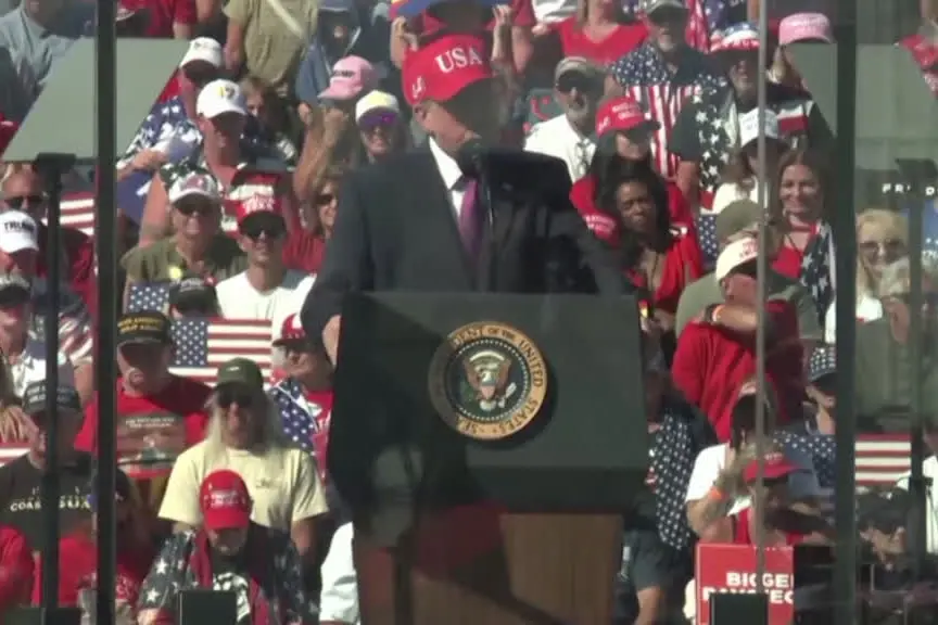 Trump: "Chi divulga informazioni militari riservate dovrebbe essere fucilato"