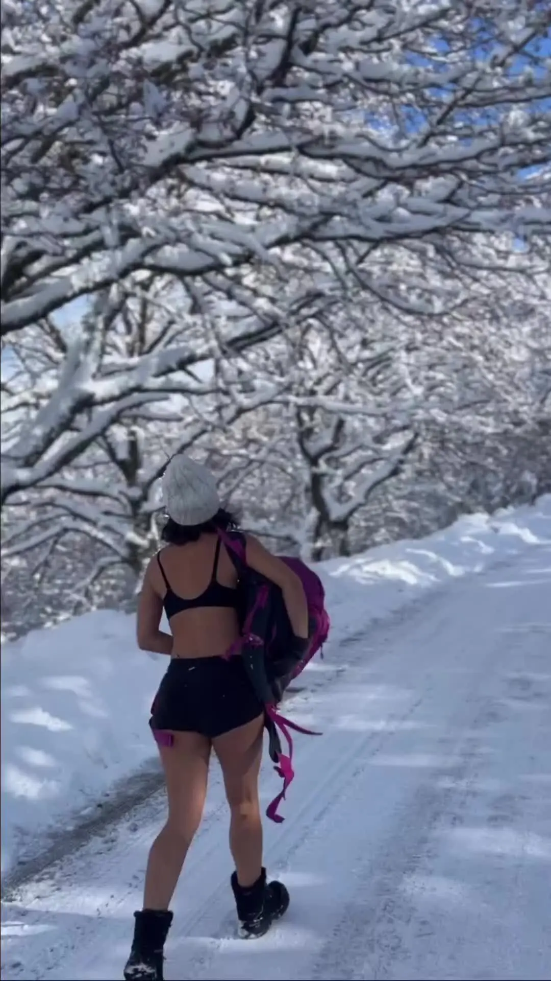 Con shorts e reggiseno sulla neve di Monte Spada, parlano le ragazze del  video