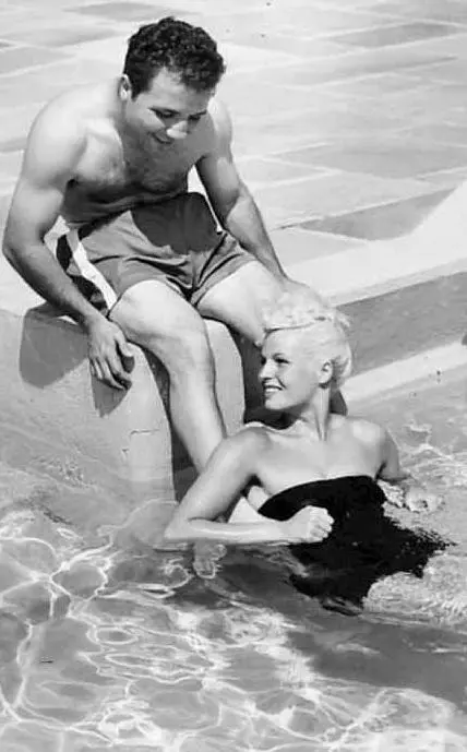 Con la moglie Vickie nel 1950