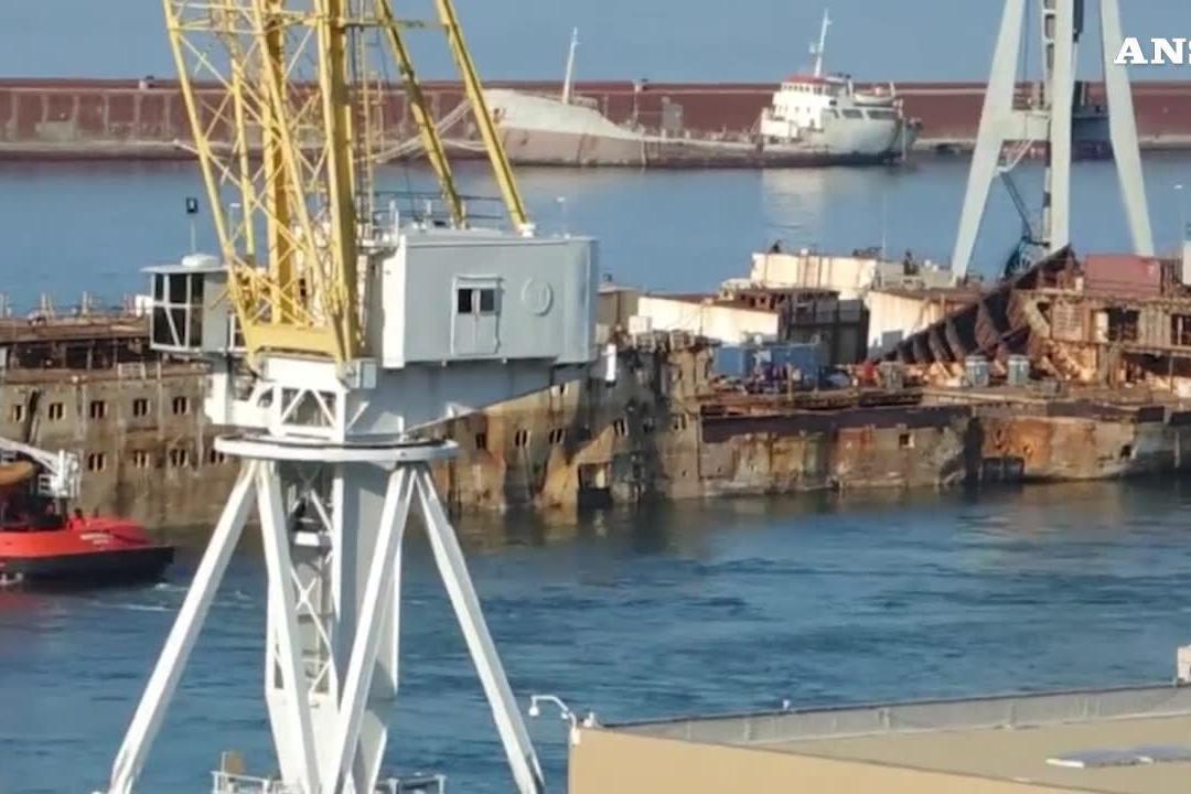 Concordia, dieci anni fa il naufragio: l'Isola del Giglio ricorda le 32 vittime