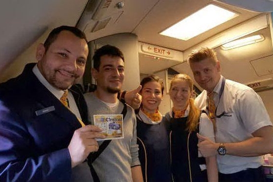 Il fortunato vincitore con l'equipaggio Ryanair