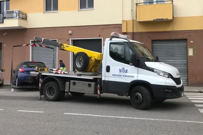 Un carro attrezzi in azione a Cagliari (L'Unione Sarda)