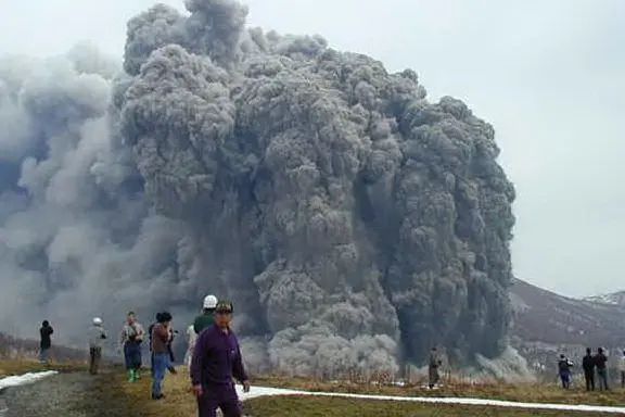 La nube di cenere sale dal vulcano Ontake