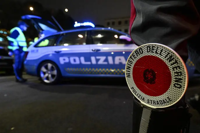 Polizia stradale. ANSA/LUCA ZENNARO (Sicurezza, infrazioni, forze dell'ordine, polizia, stradale, agenti, simbolica, generica)