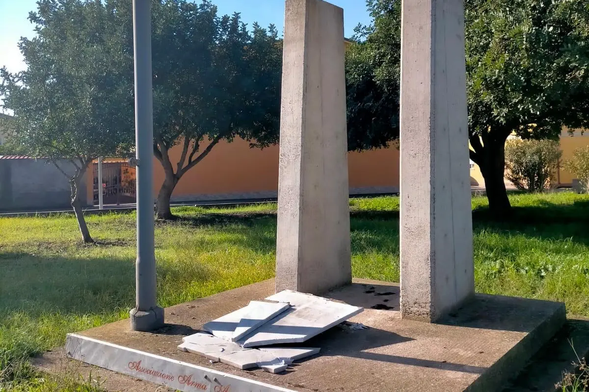 Il monumento vandalizzato a San Gavino (foto Pittau)
