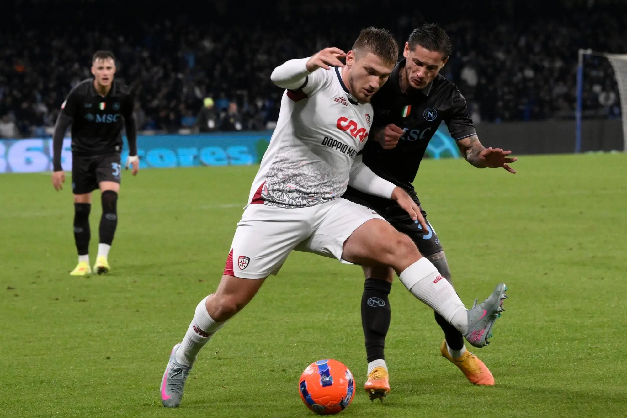 Cagliari’s forward Semih Kiliçsoy (L) and Napoli’s defender Pasquale Mazzocchi in action during the Italian Cup round of 16 soccer match between Ssc Napoli and Cagliari Calcio at Diego Armando Maradona Stadium in Naples, Italy, 3 december 2025 ANSA / CIRO FUSCO
