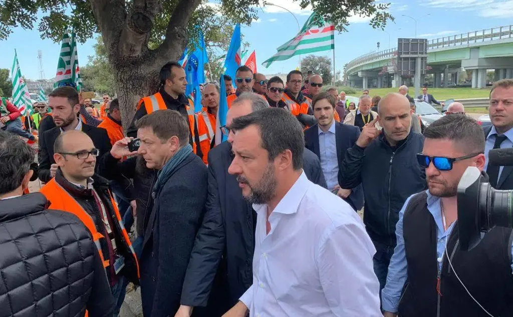 L'arrivo del ministro Salvini (foto L'Unione Sarda)