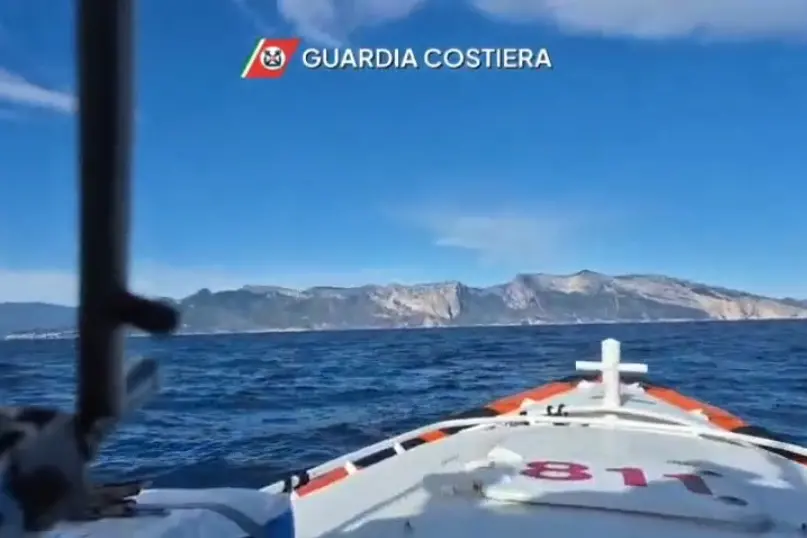 La motovedetta in avvicinamento a Santa Maria Navarrese