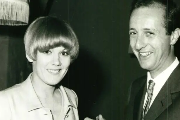 Il disco d'oro a Caterina Caselli per "Nessuno mi può giudicare" (Archivio L'Unione Sarda)