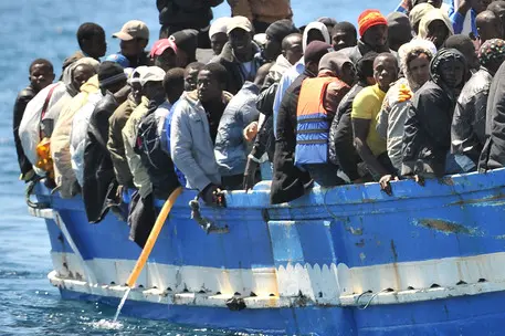Un barcone di migranti (Ansa - Ferrara)