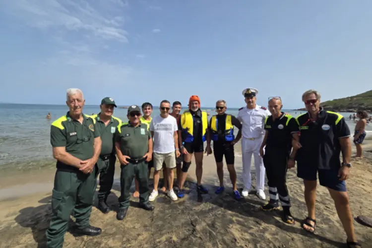 Il gruppo di volontari con l'assessore Speziga (foto concessa)