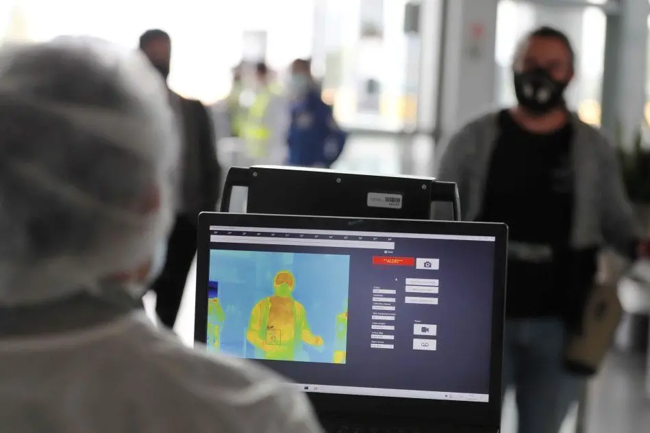 Controlli in un aeroporto (Ansa - Ortega)