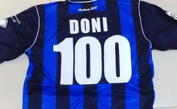 Maglia celebrativa per i 100 gol di Doni con l'Atalanta (foto Instagram)
