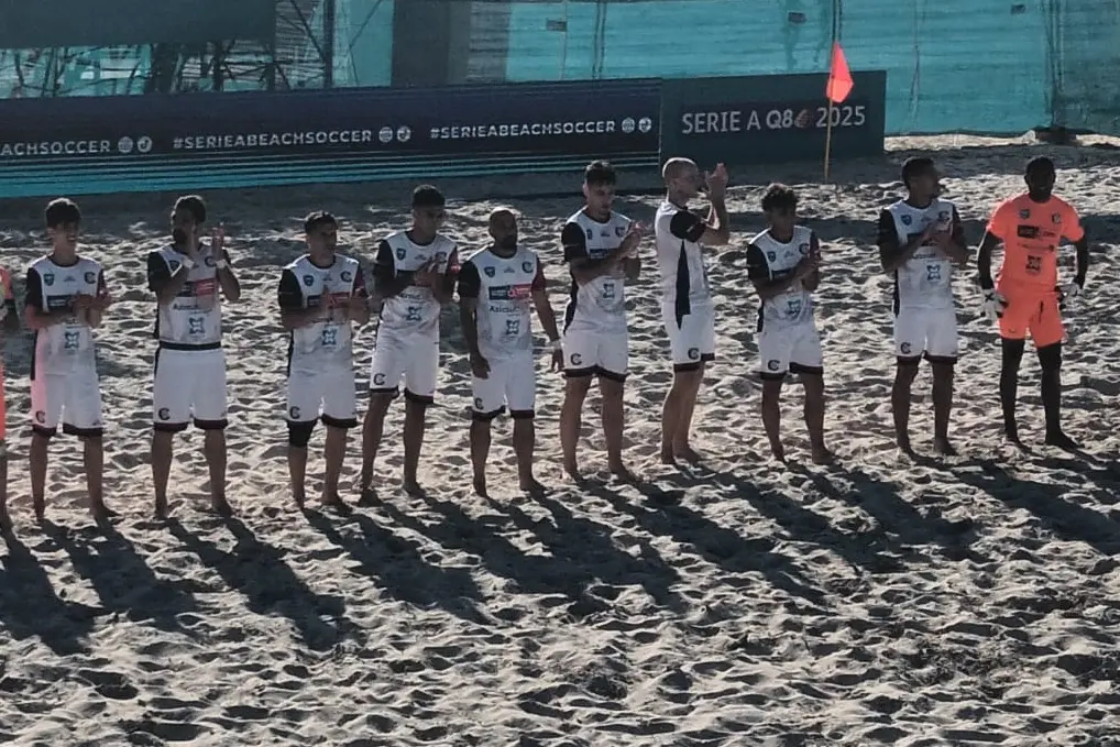 La formazione del Cagliari Beach soccer (Foto Antonio Burruni)