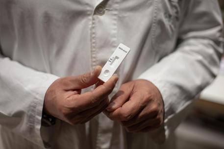 Carbonia: farmacisti no vax fanno tamponi, multa da 3mila euro