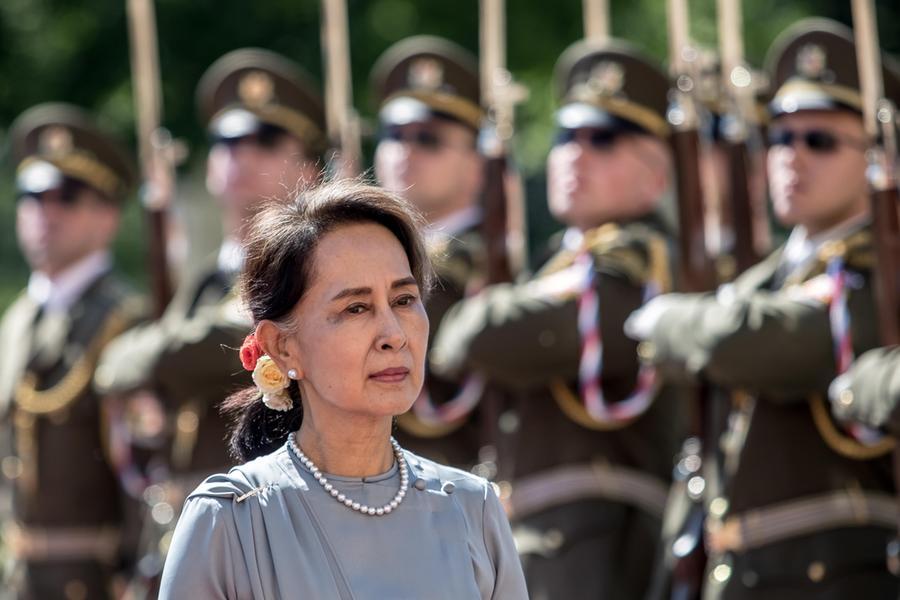 Aung San Suu Kyi condannata a 4 anni per “importazione illegale di walkie-talkie”
