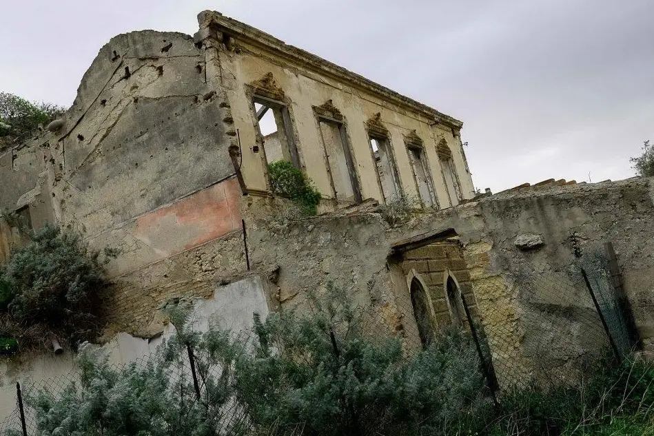 Villa Serra, a Tuvixeddu (Cagliari), in completo abbandono