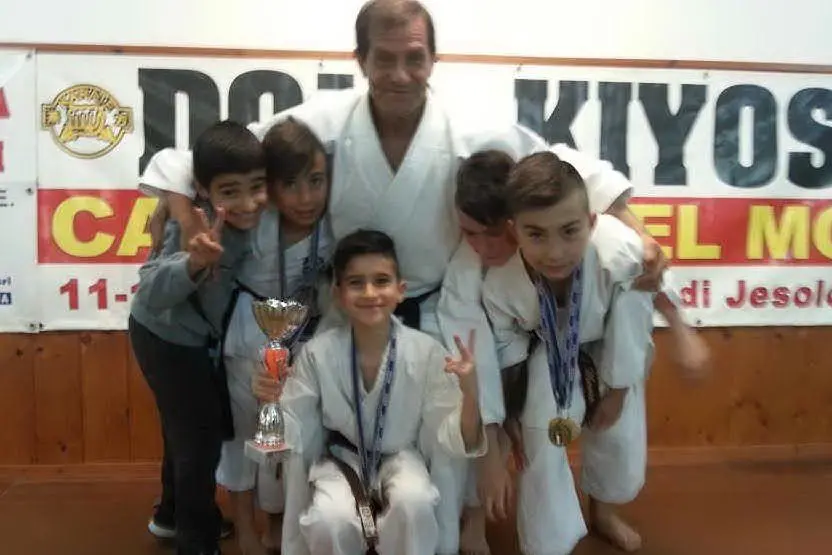 Il maestro Tonio Pintus con i bambini che hanno partecipato alle gare